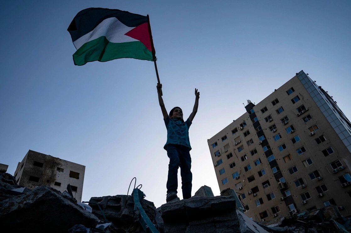 Un niño ondea la bandera palestina sobre los escombros de lo que fue la sede de la agencia Ap y Al Jazeera. Foto Ap