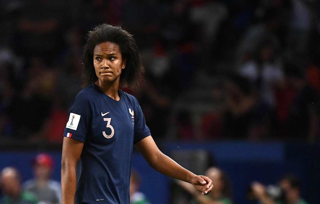 La capitana de la selección francesa femenil, Wendie Renard, anunció que da "un paso atrás" en el equipo nacional y no participará en las condiciones actuales en el Mundial que tendrá lugar este verano en Australia y Nueva Zelanda. Foto Afp / Archivo