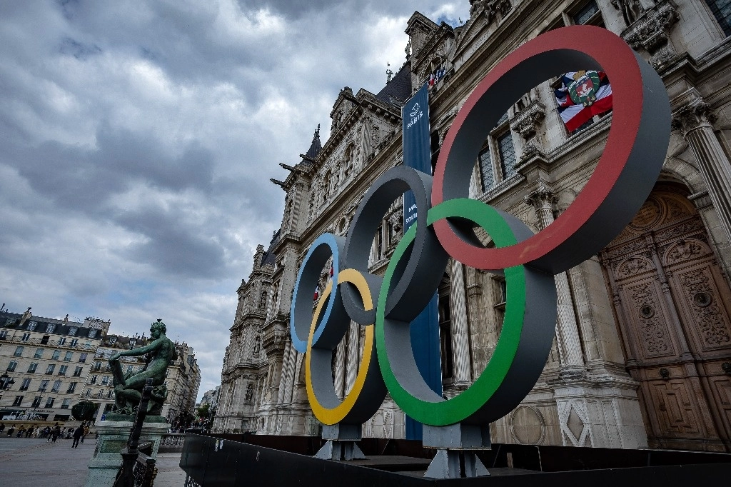 Francia aumentará el control de hoteles y restaurantes de cara a los Juegos Olímpicos previstos el próximo año en París para evitar que los turistas sean víctimas de fraudes. Foto Ap