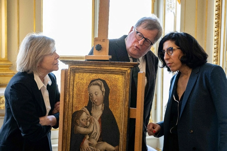 La ministra francesa de Cultura, Rima Abdul Malak (der.), durante una ceremonia de restitución de bienes culturales a los descendientes de judíos cuyo patrimonio artístico fue expoliado por los nazis entre 1933 y 1945. Foto Afp.