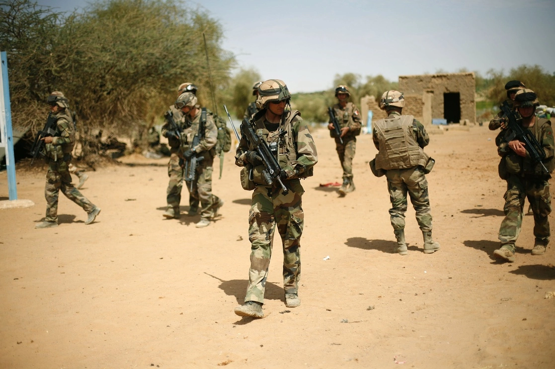 Entre dos mil 500 y tres mil soldados franceses permanecerán en la región de Sahel luego de la retirada de Mali. Foto Ap