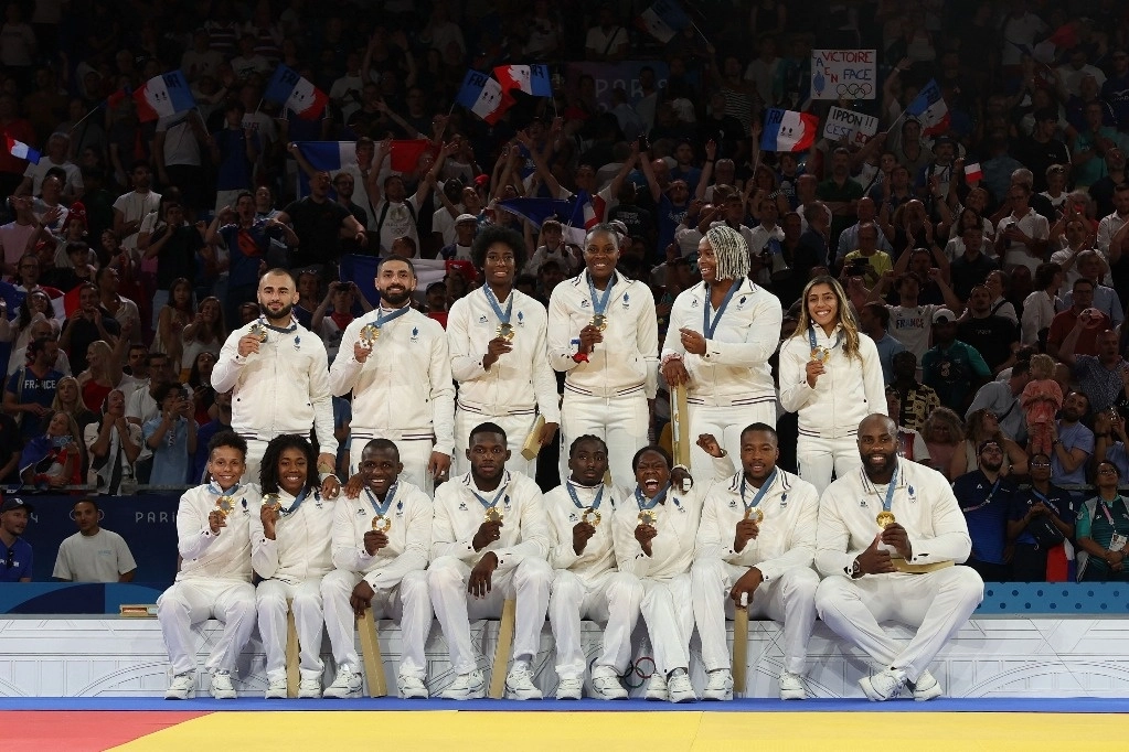 El equipo mixto de judo francés se alzó con la victoria ante su similar japonés; en la imagen posan con su medalla de oro en la Champ-de-Mars Arena, en París. Foto Afp