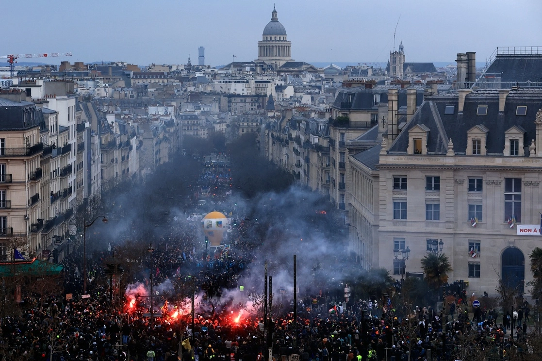 La movilización contra la enmienda del presidente Emmanuel Macron entró en una nueva fase con la mayor protesta y con el inicio de una huelga en sectores claves. Para presionar a los legisladores, los sindicatos más duros anunciaron que esta vez habrá paros continuos, que podrían durar días, incluso en refinerías de petróleo y en los ferrocarriles. “Continuaremos hasta que se retire la reforma”, advirtieron los dirigentes laborales durante la sexta marcha en París. Foto Ap