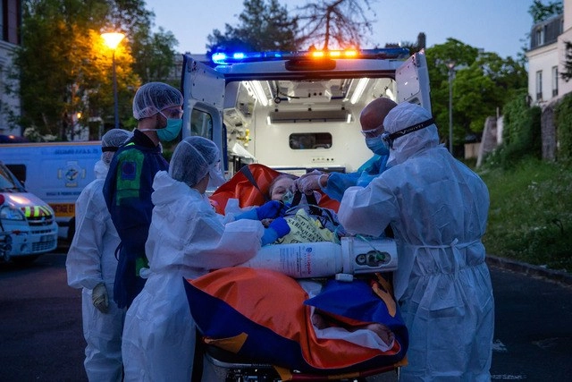 Médicos franceses transportan a una mujer con Covid-19 a un hospital. Foto Xinhua 