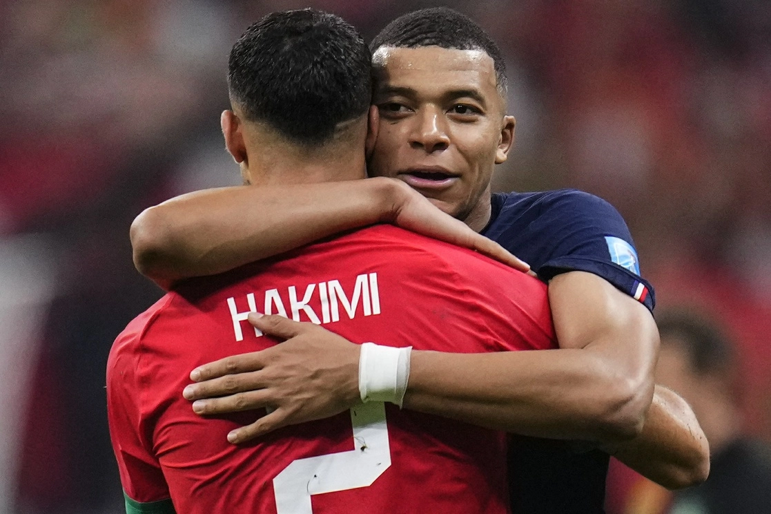 Kylian Mbappé abraza a Achraf Hakimi al finalizar el encuentro entre Francia y Maruecos, en la semifinal de la Copa del Mundo. Foto Ap