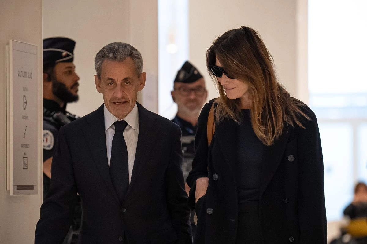 Nicolas Sarkozy y su esposa, Carla Bruni, al llegar a la corte, en París.
