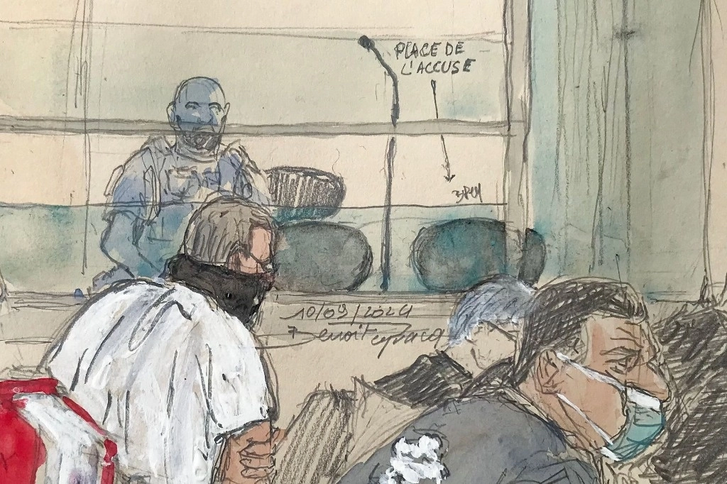 Este boceto del tribunal muestra el asiento vacío donde el acusado Dominique Pelicot (no aparece en la imagen) debía comparecer ante el tribunal durante su juicio, en el palacio de justicia de Aviñón. El inculpado debía testificar el día de hoy, sin embargo, no comparecerá por motivos médicos. Foto Afp
