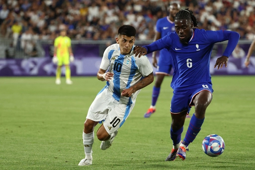 El mediocampista argentino #10 Thiago Almada lucha por el balón con el mediocampista francés #06 Manu Kone en el partido de cuartos de final de fútbol masculino entre Francia y Argentina durante los Juegos Olímpicos de París 2024 en el Estadio de Burdeos en Burdeos el 2 de agosto de 2024. Foto Afp