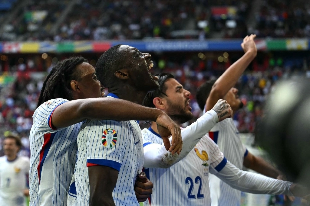 El delantero número 12 de Francia, Randal Kolo Muani (2i), celebra el primer gol de su equipo durante el partido de octavos de final de la Eurocopa 2024 entre Francia y Bélgica en el Duesseldorf Arena, Alemania, el 1 de julio de 2024. Foto Afp