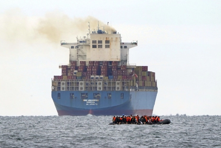 Un grupo de personas que se cree son inmigrantes cruzan el Canal de la Mancha en un pequeño bote que viaja desde la costa de Francia y se dirige a Dover, Kent, Inglaterra, el 29 de agosto de 2023. Foto Pa vía Ap