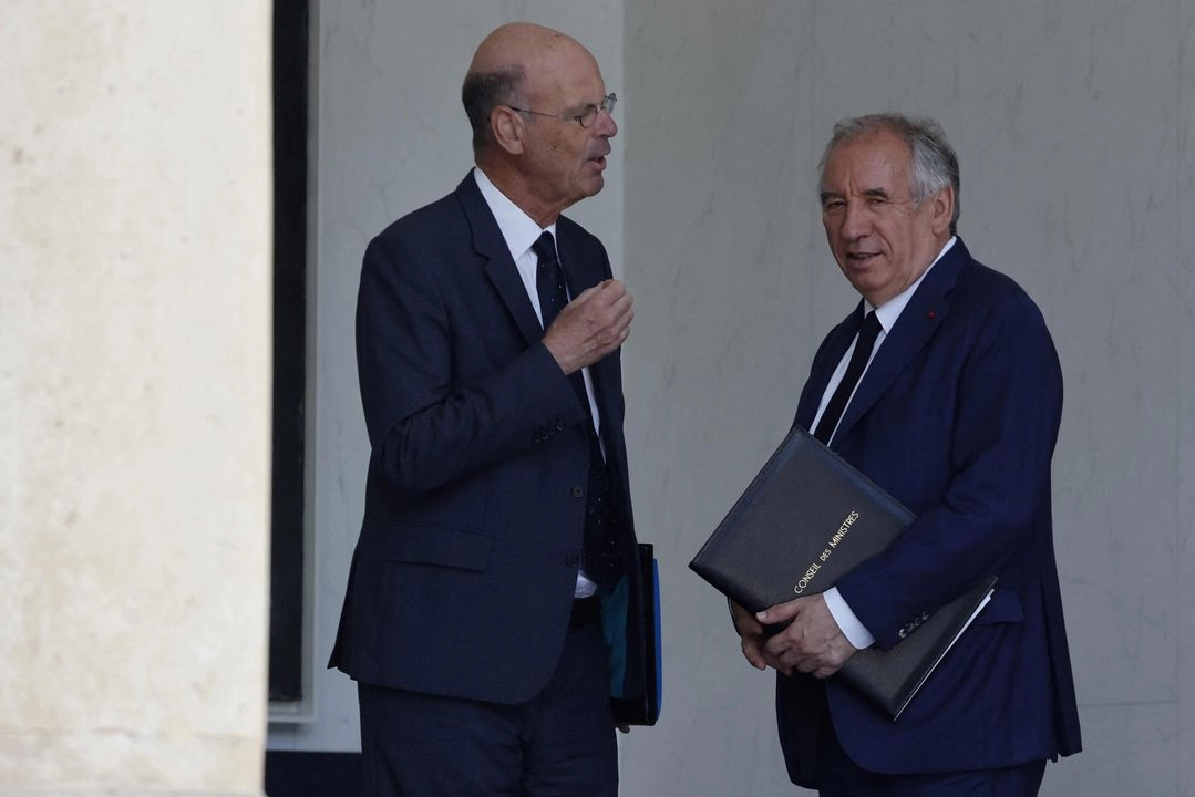 El ministro francés de Economía, Finanzas y Soberanía Industrial y Digital, Éric Lombard (izq.), conversa con el primer ministro francés, François Bayrou, tras la reunión semanal del gabinete en el Palacio del Elíseo en París.