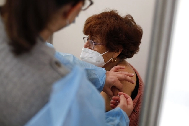 En Saint-Denis, comuna de París, Francia, una mujer recibe la vacuna de Pfizer-BioNTech contra el Covid-19. Foto Ap