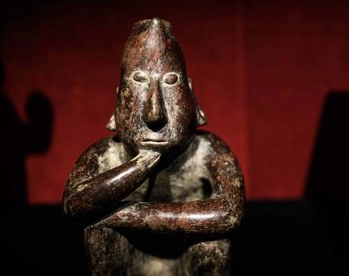 Estatua antropomorfa en terracota lisa y deslizante, de Colima, 100 aC-250 dC, pieza subastada el 18 de septiembre de 2019 por la casa Drouot, en París. Foto Afp
