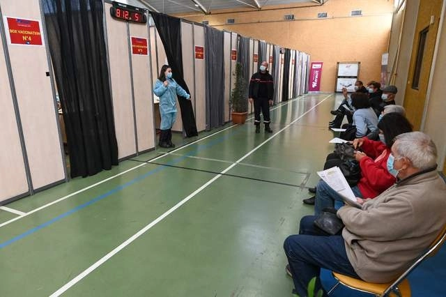En una estación de bomberos en Vailhauques, Francia, adultos mayores esperan ser vacunados contra el Covid-19. Foto Afp
