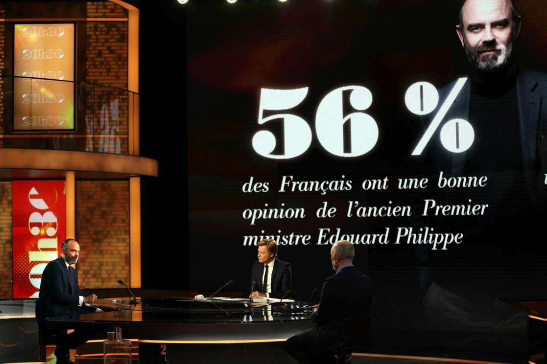 El alcalde francés de Le Havre y el ex primer ministro Edouard Philippe en un canal de Televisión. Foto Afp