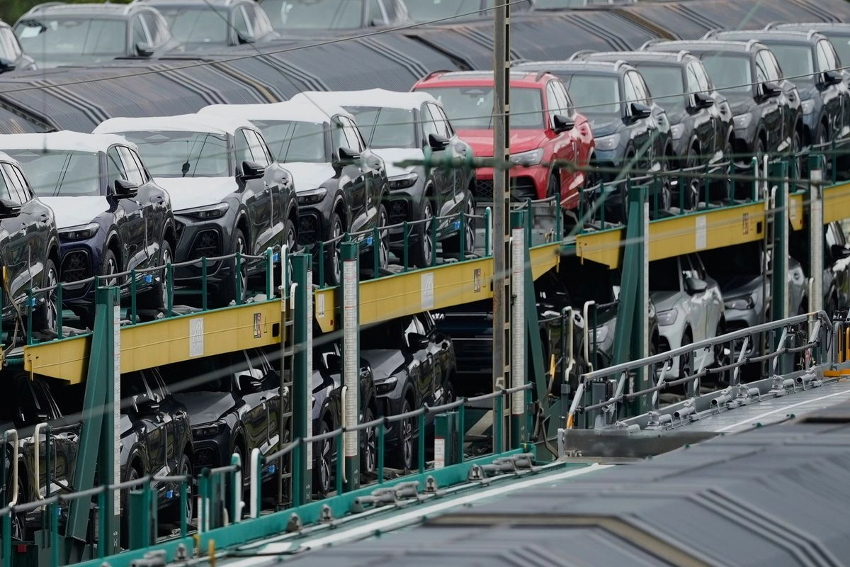  Además de enfrentar una competencia cada vez más feroz de marcas asiáticas, en particular de China, los fabricantes de autos europeos ahora deberán pagar un arancel de 15 por ciento en Estados Unidos. En la imagen, un cargamento de vehículos Volkswagen y Audi espera su partida en una estación de ferrocarril de Múnich.