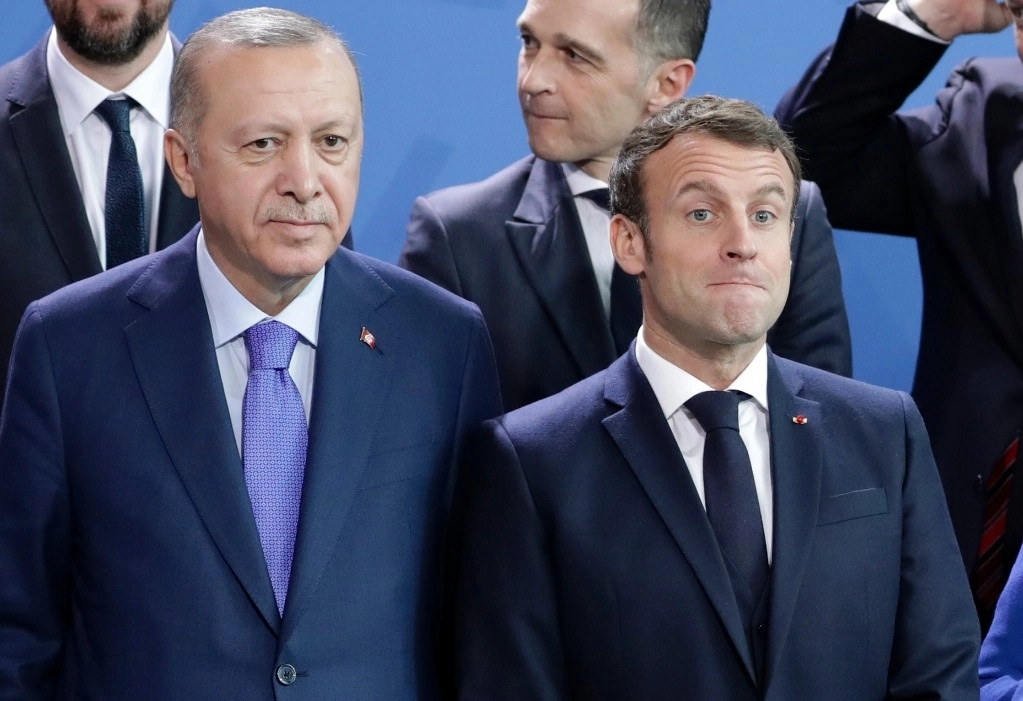 En esta imagen de archivo, el presidente turco, Recep Tayyip Erdogan, y el mandatario francés, Emmanuel Macron, durante una reunión sobre Libia en Alemania. Foto Ap