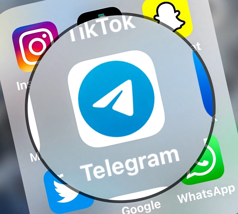 Las autoridades judiciales francesas ampliaron el 25 de agosto la detención del fundador y jefe de Telegram, Pavel Durov, nacido en Rusia, tras su arresto en un aeropuerto de París por presuntos delitos relacionados con la popular pero controvertida aplicación de mensajería. Foto Afp