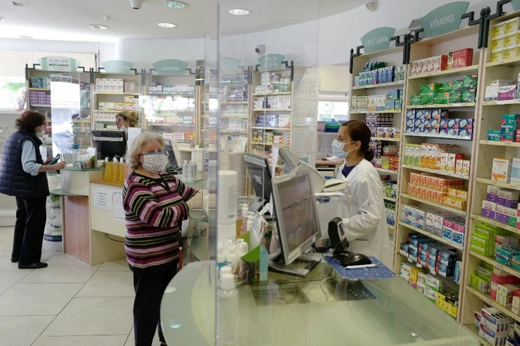 El gobierno francés decidió prolongar dos meses, hasta el 24 de julio, el estado de emergencia sanitaria en vigor para luchar contra la epidemia de Covid-19, anunció el gobierno. En imagen, una farmacia en Niza. Foto Afp