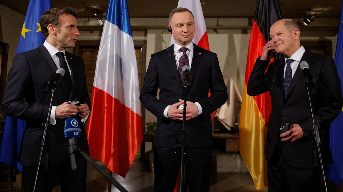 De izquierda a derecha, los mandatarios de Francia, Emmanuel Macron; de Polonia, Andrzej Duda, y el canciller alemán, Olaf Scholz, durante una declaración en la 59 Conferencia de Seguridad en Múnich. Foto Afp