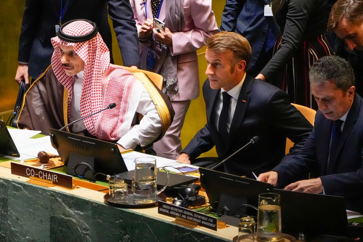 El primer ministro de Arabia Saudita, Mohammed bin Salman Al Saud (izquierda), y el presidente de Francia, Emmanuel Macron (centro), se preparan para presidir una reunión de alto nivel en las Naciones Unidas destinada a impulsar el apoyo a una solución de dos Estados para el conflicto israelí-palestino, el lunes 22 de septiembre de 2025, en la sede de la ONU.  Foto