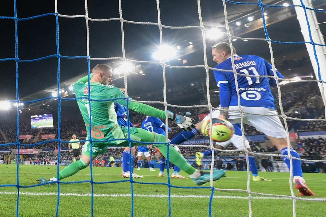 El portero belga del Estrasburgo Matz Sels (izq.) y el mediocampista francés del Estrasburgo Dimitri Lienard no lograron evitar que Marsella anotara su segundo gol durante el partido de futbol francés L1 entre el RC Strasbourg Alsace y el Olympique de Marseille en el Stade de la Meinau en Estrasburgo, en el este de Francia, el 12 de diciembre de 2021. Foto Afp 