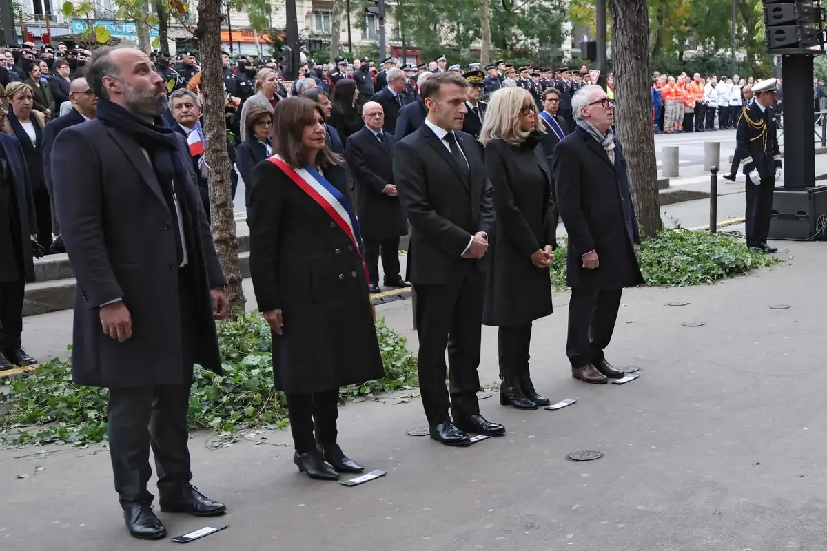 El presidente de París, Emmanuel Macron, su esposa, Brigite Macron; Arthur Denouveaux, presidente de la asociación de víctimas Life for Paris y Anne Hidalgo, alcaldesa de París, rinden homenaje a las víctimas de los atentados terroristas del 13 de noviembre de 2015, frente a la sala de conciertos Bataclan de París. Foto 