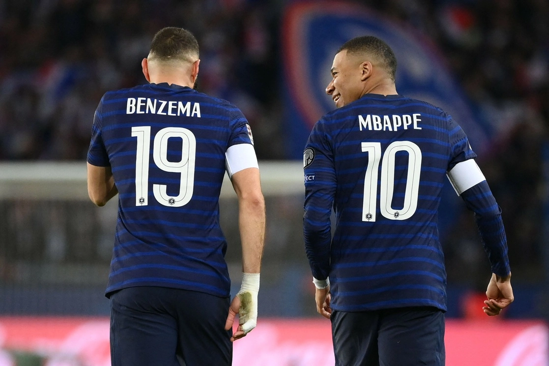 Las estrellas del juego, Karim Benzema y Kyliam Mbappé. Foto Afp