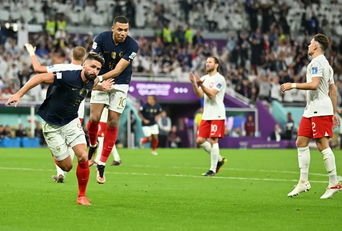 Kylian Mbappé y Oliver Giroud lograron sendas marcas de goleo en el partido ante los polacos. Foto Xinhua 




