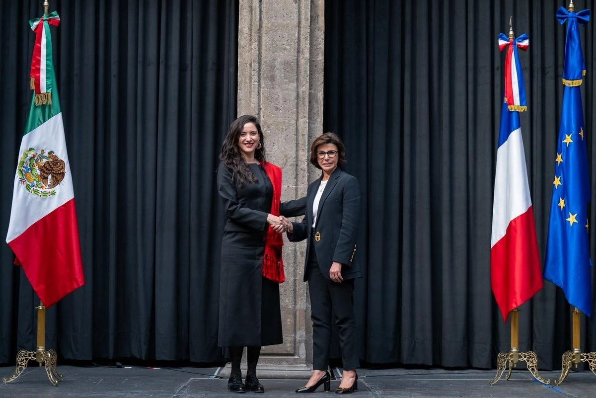 La secretaria de Cultura, Claudia Curiel de Icaza (izq) junto con la ministra de Cultura de Francia, Rachida Dati (der). Foto 