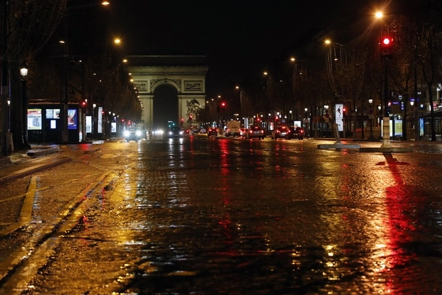 La Avenida de los Campos Elíseos, en París, Francia, luce con poca actividad por el toque de queda impuesto para evitar más contagios de coronavirus. Foto Ap