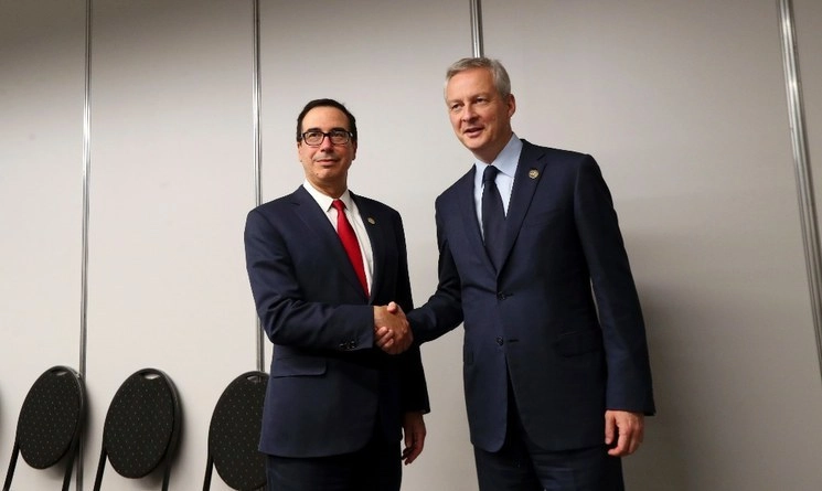 El ministro de Economía francés, Bruno Le Maire (derecha), habló con el máximo negociador comercial estadunidense, Robert Lighthizer, y el secretario del Tesoro Steven Mnuchin (izquierda), se informó pero no se ofrecieron detalles sobre dicho encuentro telefónico. Foto Ap / Archivo