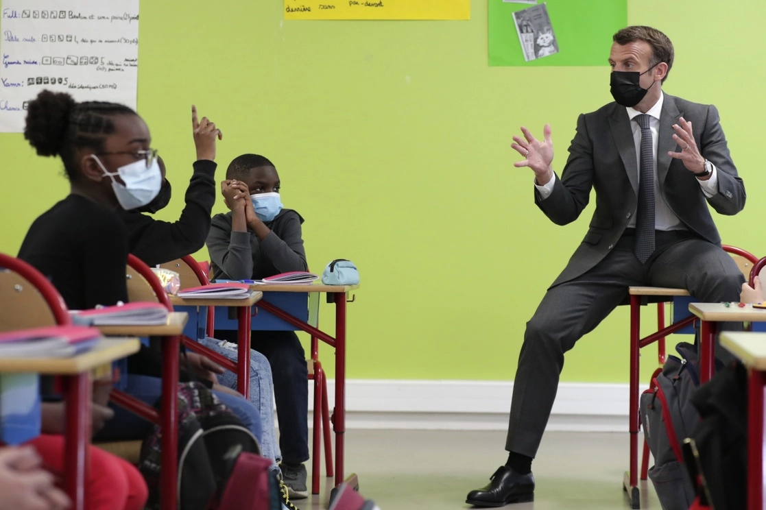 El presidente francés, Emmanuel Macron, durante una visita a una escuela al sur de París este lunes 26 de abril de 2021. Foto Ap