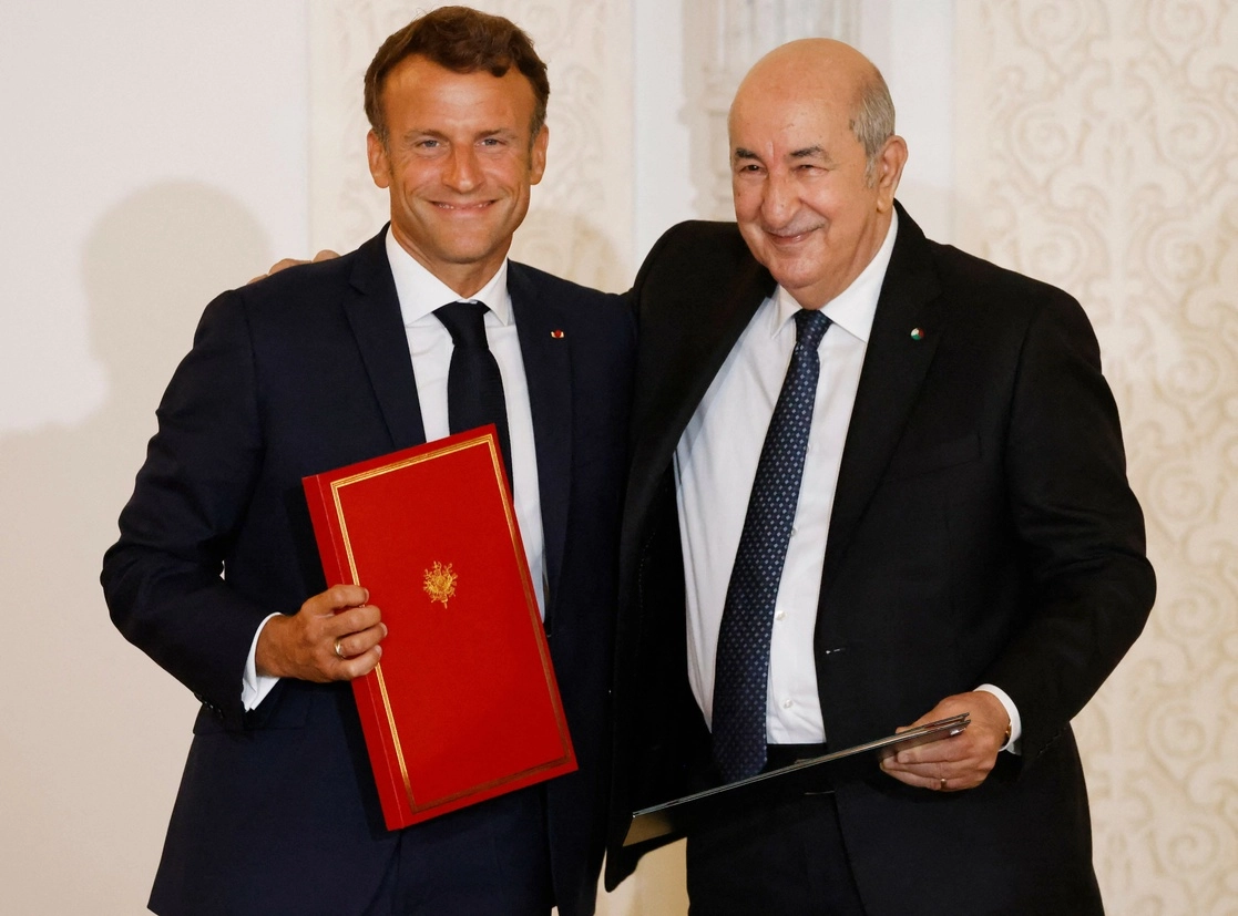El presidente francés Emmanuel Macron y su homólogo de Argelia, Abdelmadjid Tebboune, en el pabellón de honor del aeropuerto de Argel, el 27 de agosto de 2022. Foto Afp