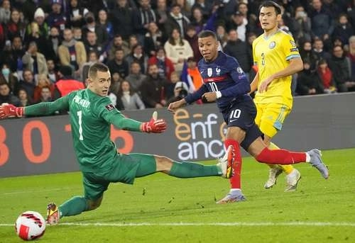 Kylian Mbappé, delantero del PSG, comandó la goleada del equipo galo al marcar cuatro tantos en la victoria 8-0 sobre la débil Kazajistán. Foto Ap

