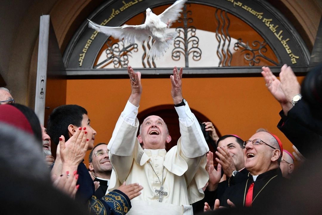 El papa Francisco libera a una paloma blanca como símbolo de paz durante su visita a Georgia, en 2018. Foto