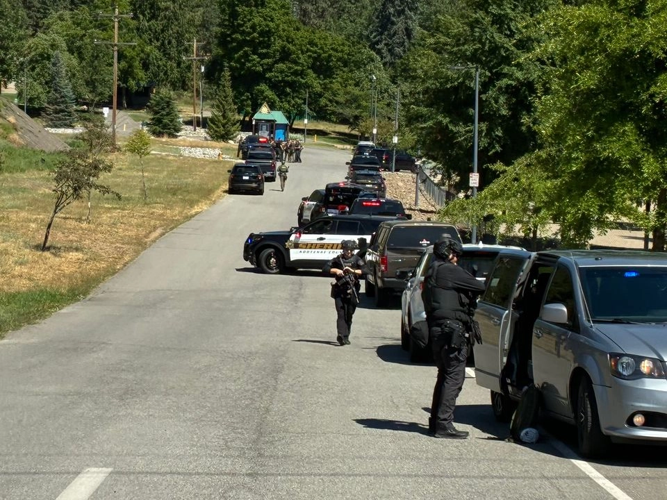 Los disparos comenzaron alrededor de las 14 horas locales, una media hora después de que la Oficina de Gestión de Emergencias del Condado de Kootenai comenzaran las labores para responder a un incendio forestal en Canfield Mountain.