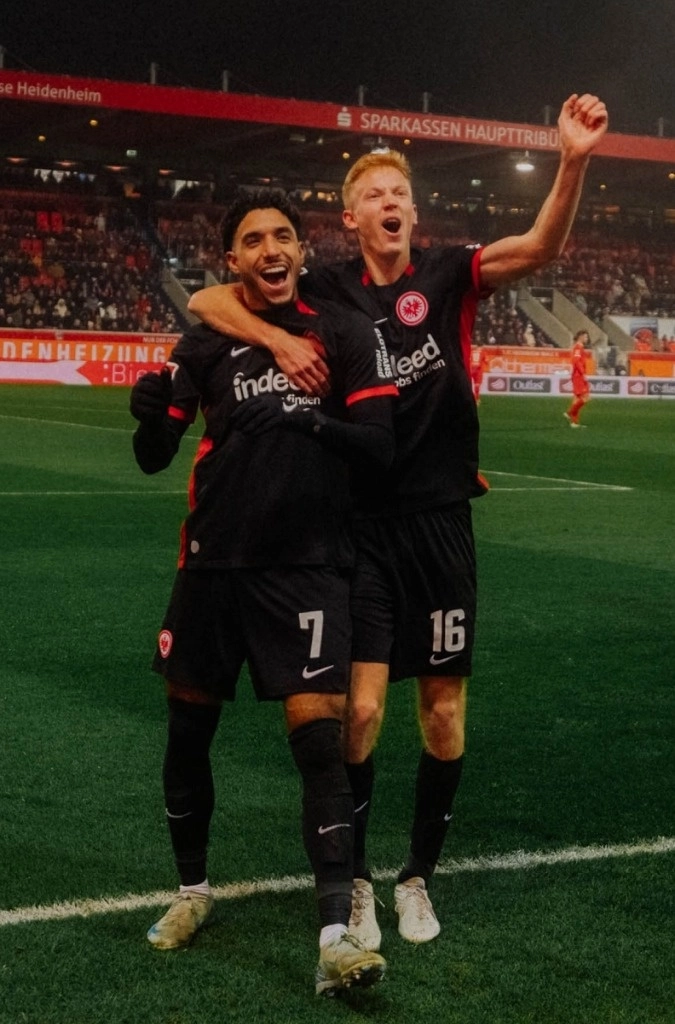 Con la victoria ante Heidenheim, Eintracht Frankfurt llegó a 26 puntos, cuatro menos que el líder Bayern Múnich. Foto Tomada de X @eintracht_esp