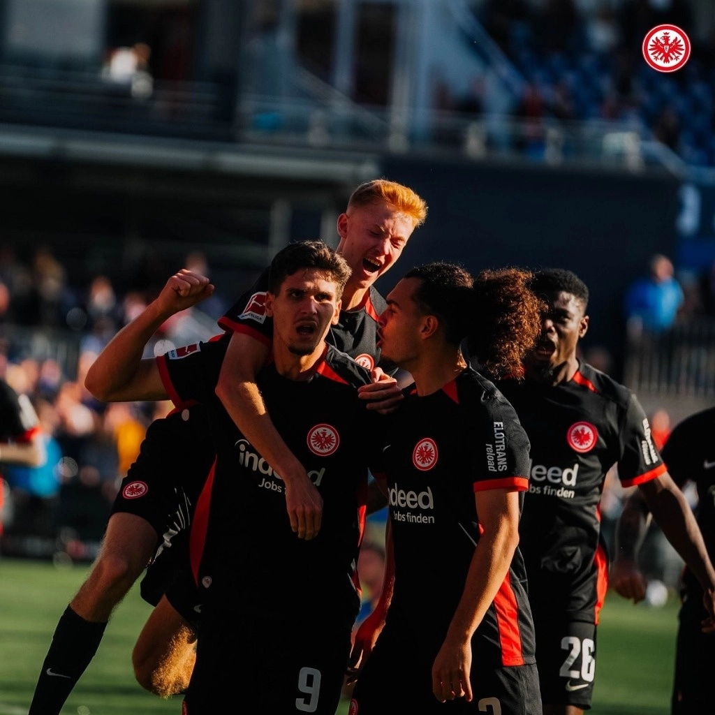 El Eintracht Frankfurt ya suma 12 puntos y se coloca como sublíder de Bundesliga, sólo por detrás del Bayern Múnich. Foto Tomada de X @eintracht_esp