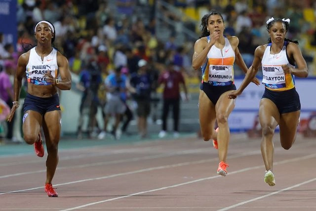 Dos veces campeona olímpica de los 100 metros, la velocista causó baja por lesión antes de las semifinales de los 100 metros en París el pasado verano. Foto