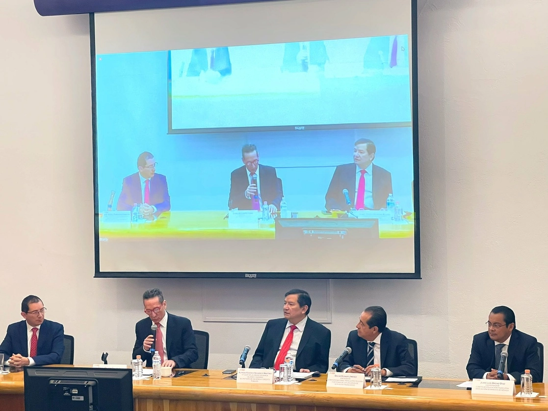 El presidente de la Asociación de Bancos de México, Daniel Becker, inauguró el primer congreso de educación financiera del organismo, el 24 de agosto de 2022. Foto tomada del Twitter de @AsocBancosMx