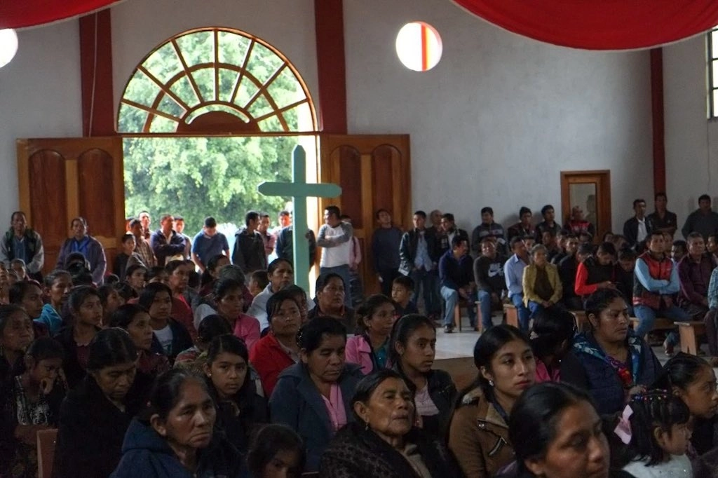 Alrededor de 400 católicos del municipio chiapaneco de Chilón participaron en el llamado 'Viacrucis por la vida, la justicia, la unidad y la dignidad para nuestra madre tierra y nuestros pueblos', para exigir la liberación “absoluta” de José Luis Gutiérrez Hernández y César Hernández Feliciano, procesados por el delito de motín desde el 15 de octubre del 2020, informó el Frayba, el 8 de abril de 2022. Foto tomada del Twitter de @CdhFrayba
