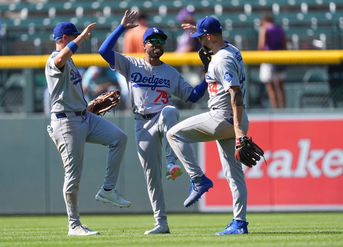Beisbolistas de Los Ángeles Dodgers festejan al término del encuentro Foto