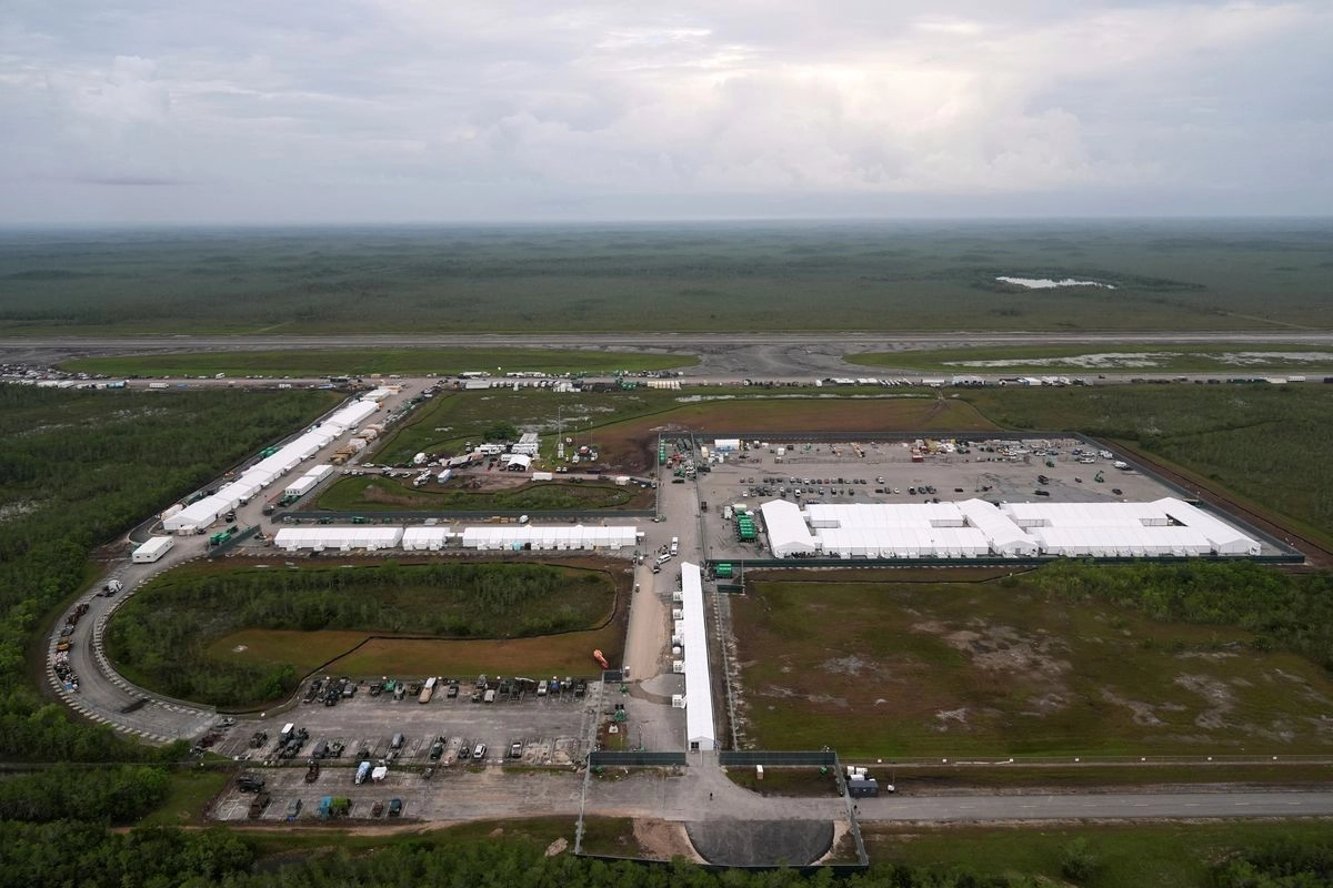 Las obras de un nuevo centro de detención de migrantes, denominado "Alligator Alcatraz", avanzan en el Centro de Entrenamiento y Transición Dade-Collier en los Everglades de Florida, el 4 de julio de 2025, en Ochopee, Florida. Foto