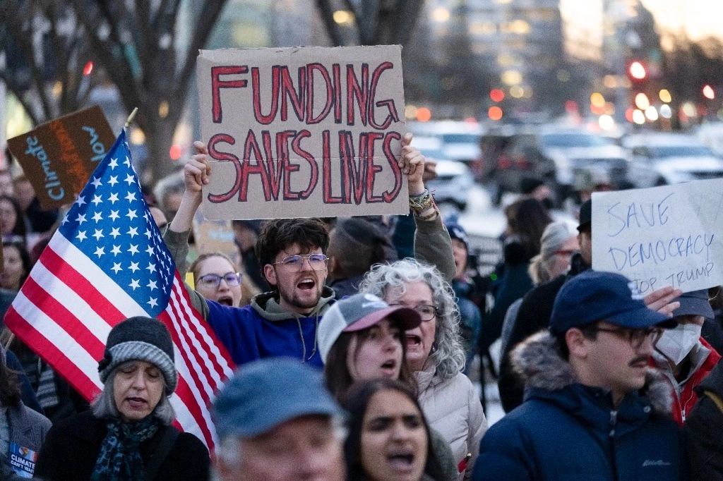 Protesta contra la decisión del presidente Donald Trump de congelar subvenciones federales, ayer en Washington. Foto Ap




