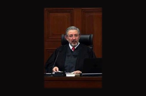 La SCJN suspendió la aplicación del acuerdo de la Secretaría de Energía sobre las llamadas energías limpias, luego de que el ministro Luis María Aguilar Morales admitió a trámite la controversia constitucional promovida por la Cofece. Foto Jesús Villaseca / Archivo