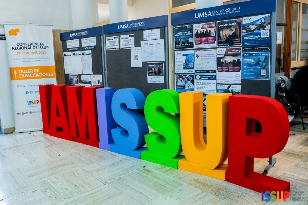 El INL también dona perros detectores de drogas que han ayudado a las autoridades mexicanas a incautar millones de pastillas de fentanilo, y brinda apoyo para combatir la migración ilegal y el tráfico de personas. Foto Facebook International Society of Substance Use Professionals 