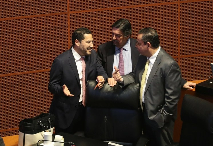 Martí Batres, Napoleón Gómez Urrutia y Germán Martínez Cázares, durante la sesión ayer en el Senado. Foto Yazmín Ortega