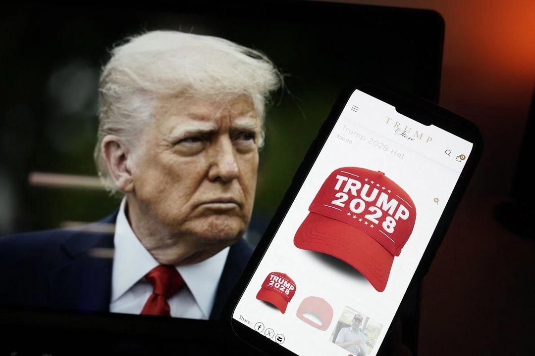 La tienda en línea del magnate vende ropa con la inscripción Trump 2028, el año de las próximas elecciones presidenciales estadunidenses. 