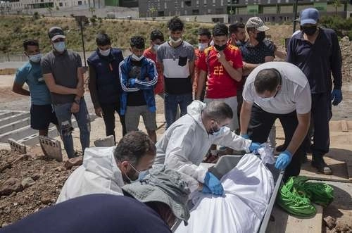 En el cementerio musulmán de Ceuta, funeral de un adolescente marroquí, quien murió el lunes al tratar de llegar a nado a ese territorio español. Foto Ap
